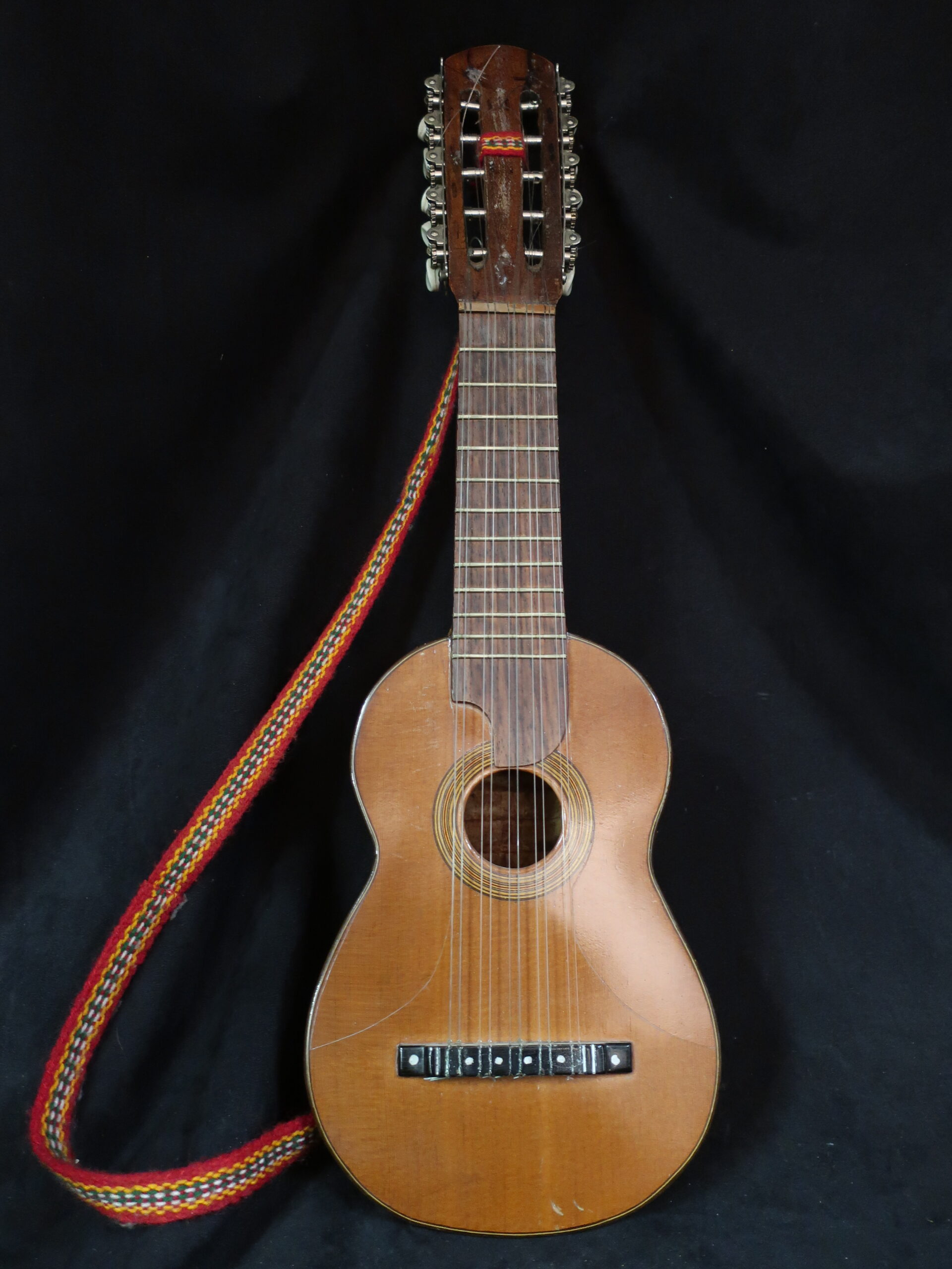 Charango tatou en étui violon